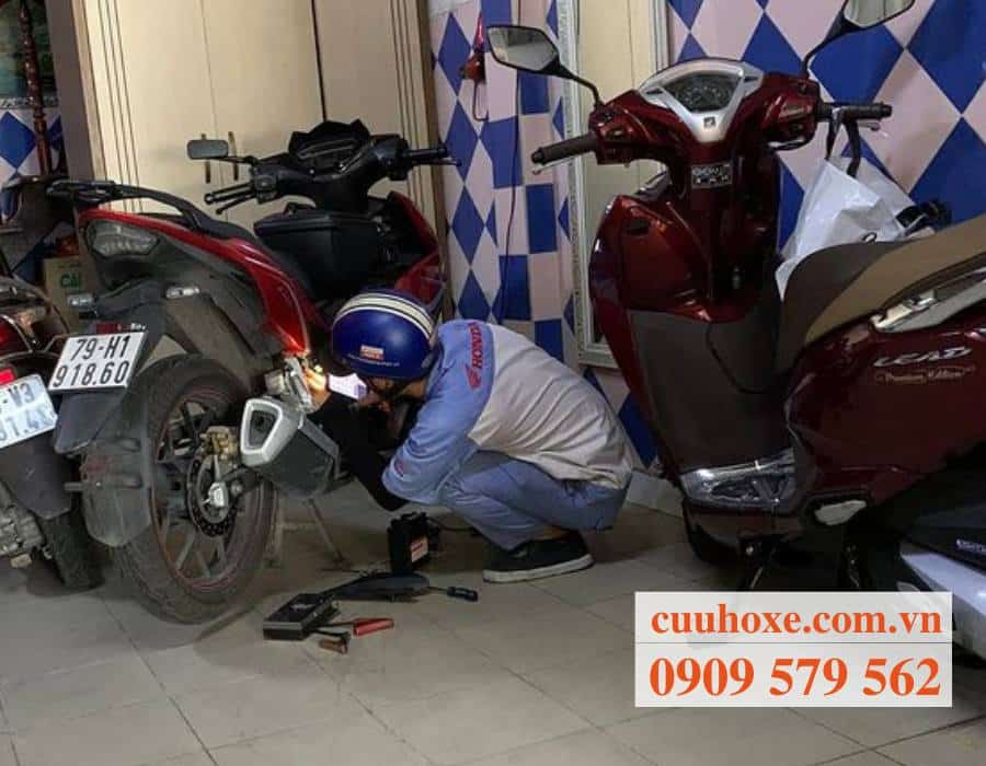 Thợ sửa xe đến tận nhà khách hàng để khắc phục sự cố