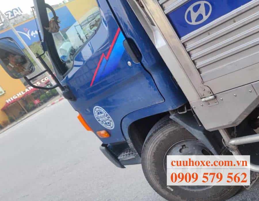 Cứu hộ xe tải chết ắc quy
