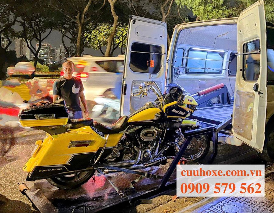 Đưa xe Harley Davidson Roadglide về trung tâm sửa xe
