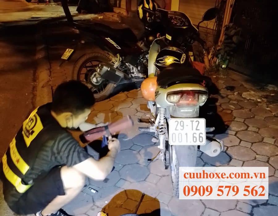 Vá Vỏ Xe Máy Tận Nơi Xuyên Đêm Huế